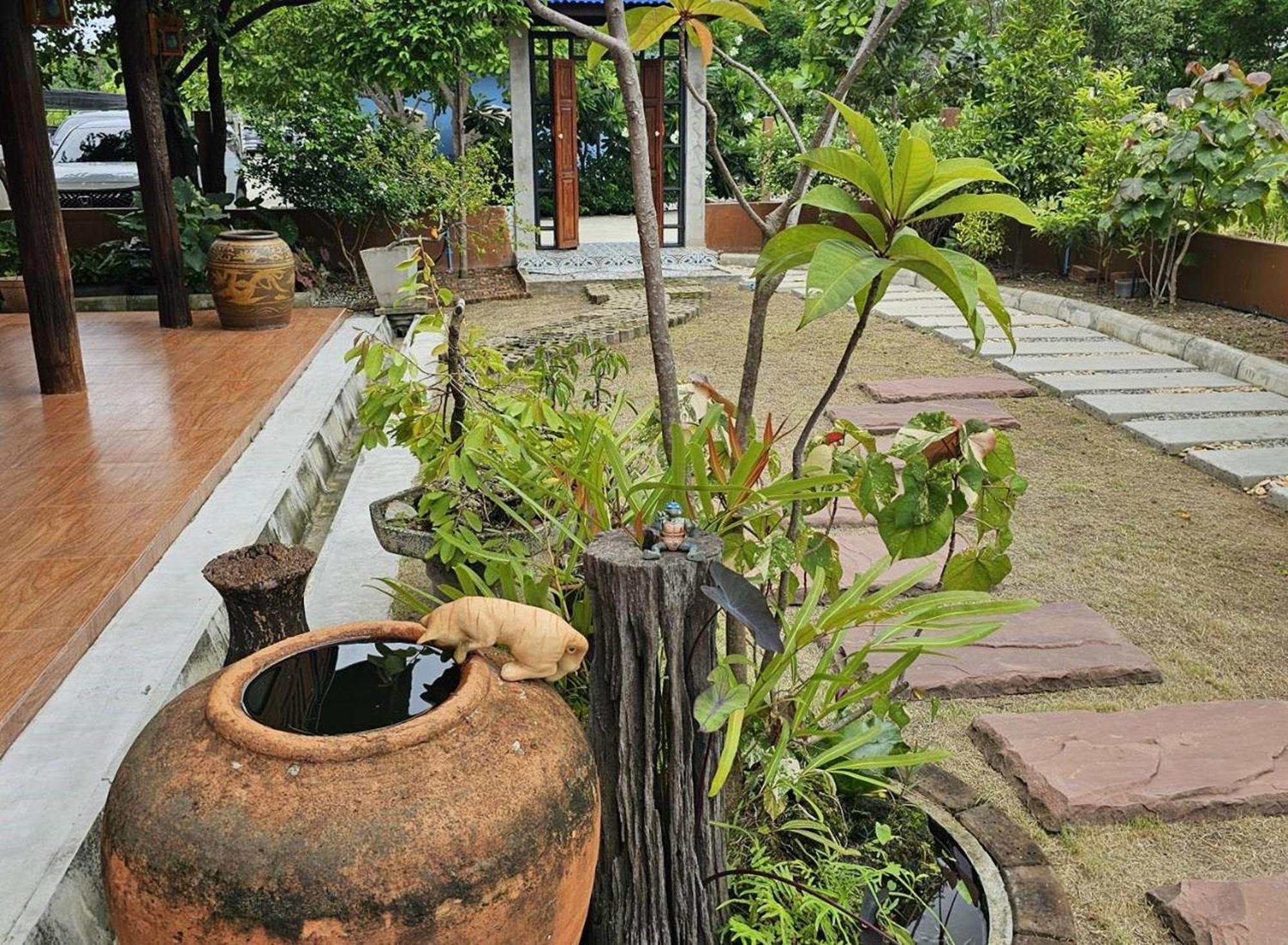Nipatra Homestay Bangkok Exterior photo